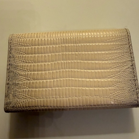 Salvatore Ferragamo Cream Croc-Embossed key holder - Picture 6 of 7